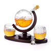 Set decantor cu doua pahare din sticla, design Glob Pamantesc, cu suport de lemn, 850 ml - Auros