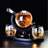 Set decantor cu doua pahare din sticla, design Glob Pamantesc, cu suport de lemn, 850 ml - Auros